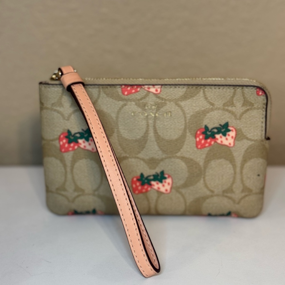 🍓 COACH Signature Strawberry Print Corner Zip Wristlet 🍓
